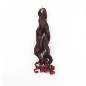 Bordeaux synthetische krullend haar extensie detail, lange golvende haartextuur weergave.