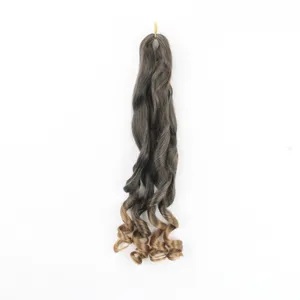 Synthetisch krullend haar extensie detailweergave, verloopkleur lang golvend haarstuk.