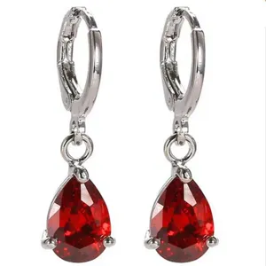 Elegante silberne tropfenförmige rote Zirkon Ohrringe detaillierte Produktansicht.