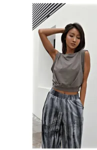 Mouwloos crop-top detail, casual effen zomertanktop voor fitness en yogatraining.