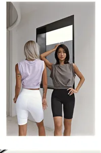 Gedetailleerd overzicht van casual mouwloze sportcrop-top en yoga-fitnesshorts voor dames.