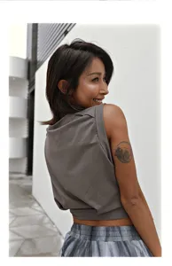 Gedetailleerd uitzicht van de lichte sporttop, ademende stof, comfortabel design.