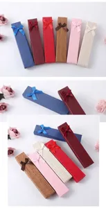 Detailansicht der langen Geschenkbox mit Schleife, strukturierter hochwertiger Verpackungsstil.