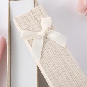 Ρετρό καρό κουτί δώρου με κομψό φιόγκο από σατέν για κοσμήματα, στυλό και αξεσουάρ πολυτελείας.