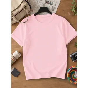 Vista detallada de camiseta rosa casual de manga corta en una escena de estilo acogedora.