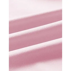 Primer plano detallado de tela de algodón rosa suave con textura fina y pliegues ordenados.