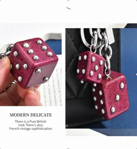Porte-clés double dés charm de sac à main rose paillettes rivets style chic et tendance