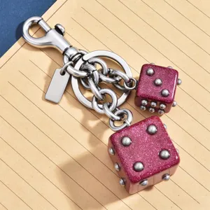 Porte-clés dés roses pailletés avec mousqueton en métal et charmant accessoire de sac.