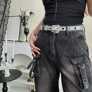 Ceinture de taille en strass argenté style punk Y2K assortie à un jean cargo noir.