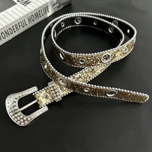 Détail de ceinture strassée Y2K, cuir pailleté argenté avec œillets métalliques et boucle strass.