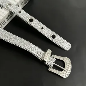 Ceinture punk strass argentée Y2K avec œillets métalliques et boucle brillante femme.