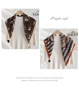 Detailansicht des eleganten quadratischen Schals mit Pferdemuster und Quaste für Damen.