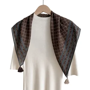 Elegantes braunes Karomuster Damentuch, retro Halstuch mit Quasten für stilvolle Outfits.