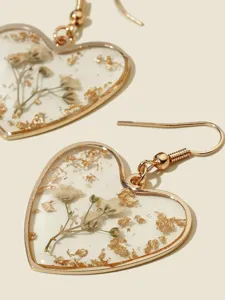 Klare Harz Herz Ohrringe mit Trockenblumen und Goldflocken und goldenen Haken.
