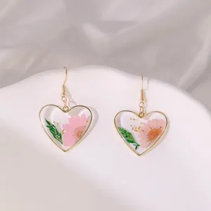 Elegante transparente Harz Herz Ohrringe mit rosa Trockenblumen, schickes Gold-Haken-Design.