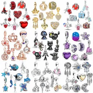 Λεπτομέρειες από διάφορα DIY charms και κρεμαστά για βραχιόλια, με πολλαπλά χαριτωμένα θέματα.