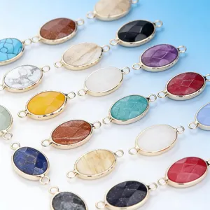 Gros plan de pendentifs ovales en pierre avec bordure dorée pour accessoires bijoux.