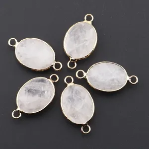 Gros plan de pendentifs ovales en pierre naturelle avec bordure dorée et double anneau.