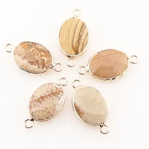 Vue détaillée des connecteurs ovales en pierre naturelle avec bordure dorée pour bijoux.