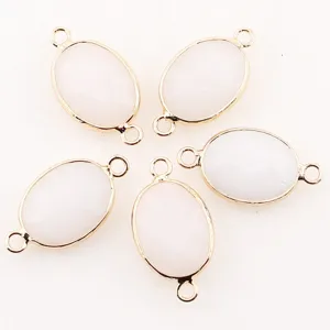Gros plan de connecteurs ovales en cristal blanc à double anneau, monture dorée pour bijoux DIY.