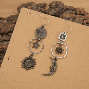 Boucles d'oreilles longues vintage avec pendentifs asymétriques soleil, lune et étoile rétro.