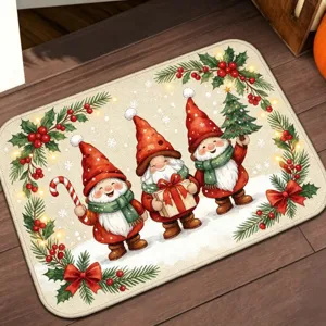Vista detallada del felpudo de gnomos navideños con bonitas ilustraciones y ramas de pino.