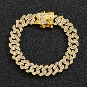 Gros plan détaillé de chaîne cubaine glacée, bracelet homme style hip-hop en strass doré.