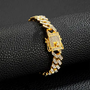 Vue détaillée du collier chaîne cubaine glacée de 12 mm avec des strass brillants et fermoir.