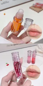 Detalle de aceite labial con diseño roll-on, textura brillante y efecto hidratante.