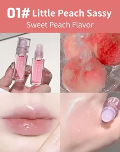Vista detallada de aceite de labios brillante con bola hidratante y aplicación en labios.