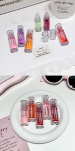 Vista detallada de aceite de labios hidratante frutal con bola, brillo labial transparente.