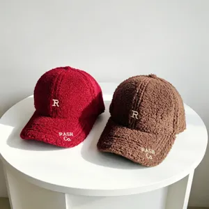 Casquette de baseball en fourrure d'agneau hiver chaud broderie de lettres rouge marron