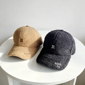 Vue détaillée de la casquette de baseball sherpa chaude avec broderie chic et beau style.
