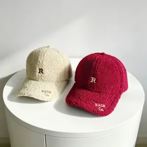 Casquette de baseball en laine d'agneau chaude d'hiver avec broderie élégante pour femme.