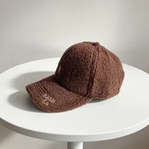 Casquette de baseball marron en sherpa pour automne et hiver, bonnet douillet brodé chic.