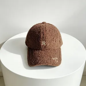 Vue détaillée de la casquette de baseball en polaire marron avec broderie élégante.