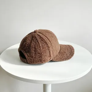 Détail de casquette de baseball sherpa marron, bonnet en peluche douce pour l'hiver.