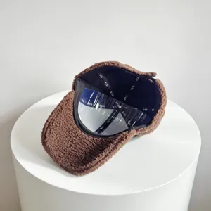 Vue détaillée de la doublure intérieure et de la texture pelucheuse de la casquette.