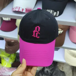 Stilvolle Color-Block Baseballkappe mit rosa Stickerei und kontrastierender Schirm.
