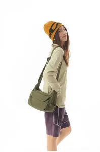 Retro canvas shoulder bag for women, casual crossbody bag with adjustable strap, solid color daily use.
