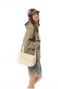 Retro minimalist solid color canvas shoulder crossbody bag for daily casual fashion use.