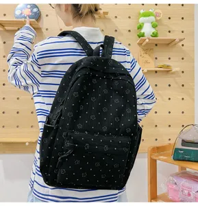 Vue detaillee du sac a dos noir en velours cotelle avec de jolis motifs d'etoiles.