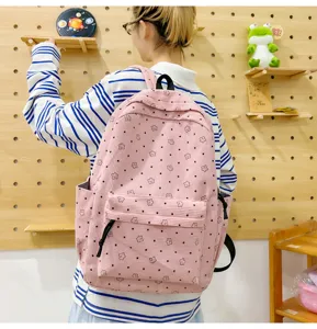 Vue détaillée de sac à dos en velours côtelé rose avec motif d'étoiles mignon pour l'école quotidienne.