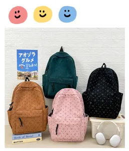 Vue détaillée du sac à dos en velours côtelé avec motif étoile et couleurs variées.