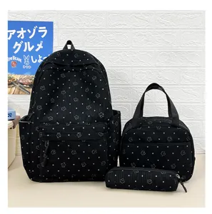 Vue détaillée de l'ensemble de sac à dos en velours côtelé noir avec des motifs d'étoiles.
