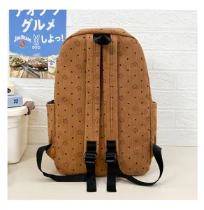 Détail de sac à dos en velours côtelé marron montrant les bretelles et les boucles réglables.