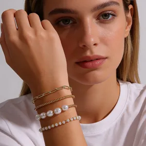 Ensemble de bracelets multicouches tendance avec chaîne trombone et perles élégantes.