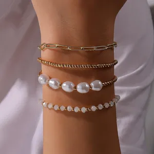 Vue détaillée de l'ensemble de bracelets dorés multicouches avec perles et cristaux pour femmes.