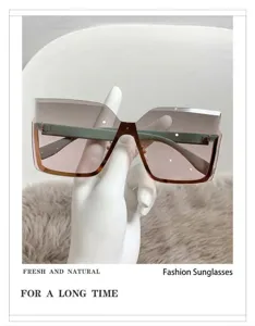 Lunettes de soleil sans monture dégradées oversize élégantes pour femmes avec branches vert clair.