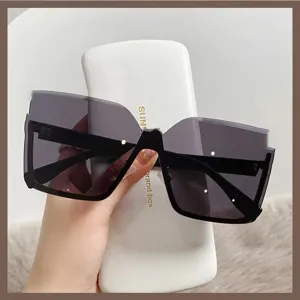 Lunettes de soleil oversize sans monture pour femme, verres dégradés pour un look tendance.